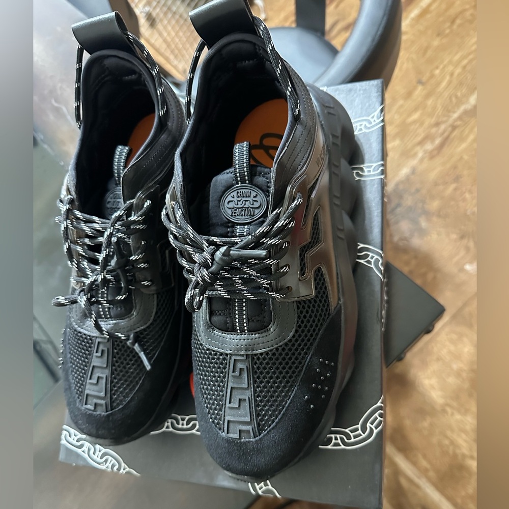 I’m selling a pair of black Chain reactions size 44.